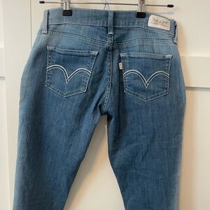 Classic Women's Levis Blue Jean Capris - Mid Wash